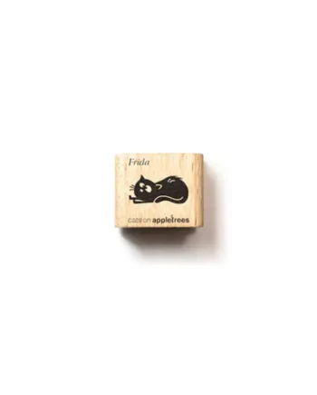 Cats on Appletrees Ministempel Kat Frieda liggend